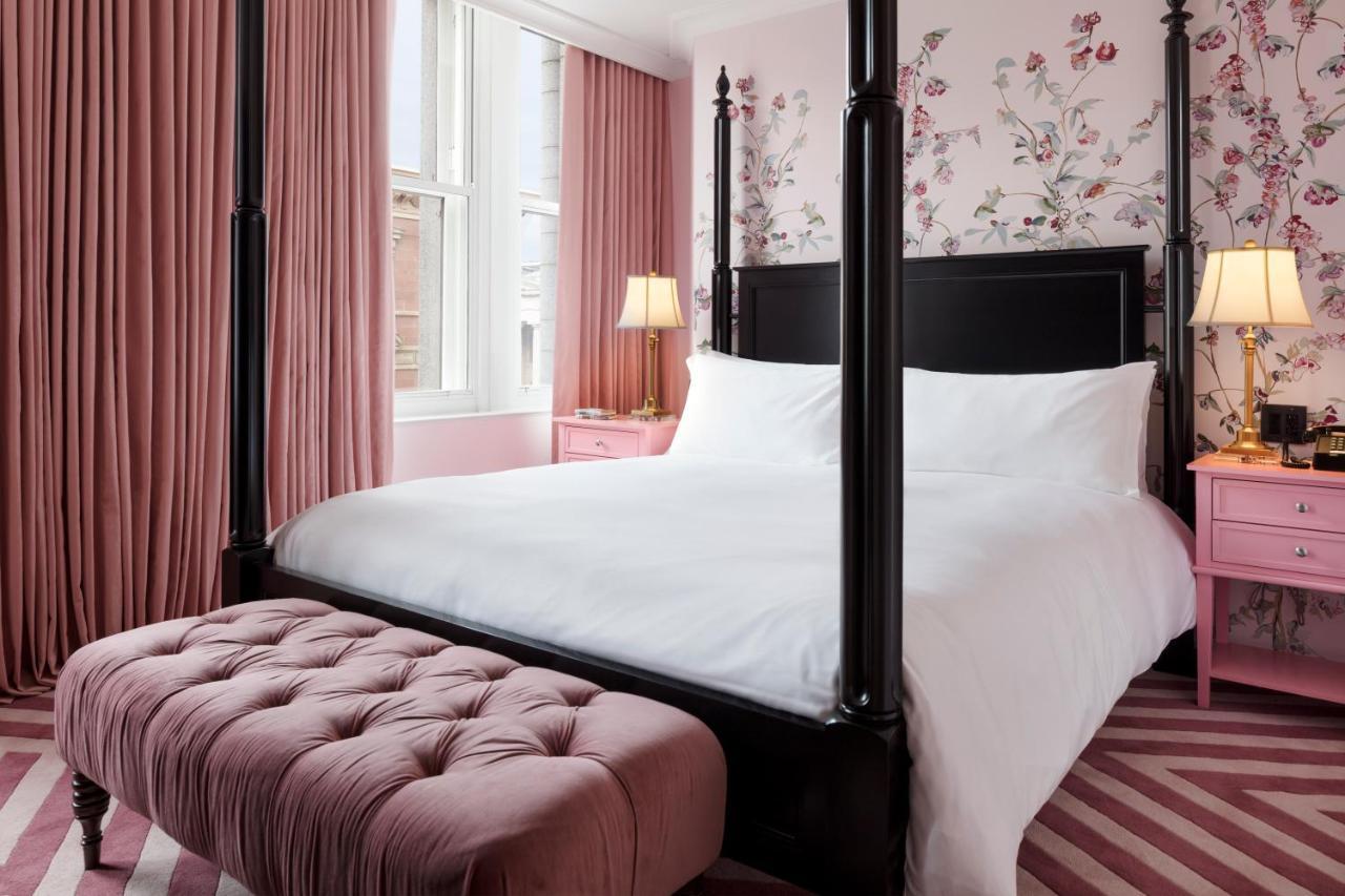 Riggs Washington Dc Otel Dış mekan fotoğraf A bedroom at The Carlyle